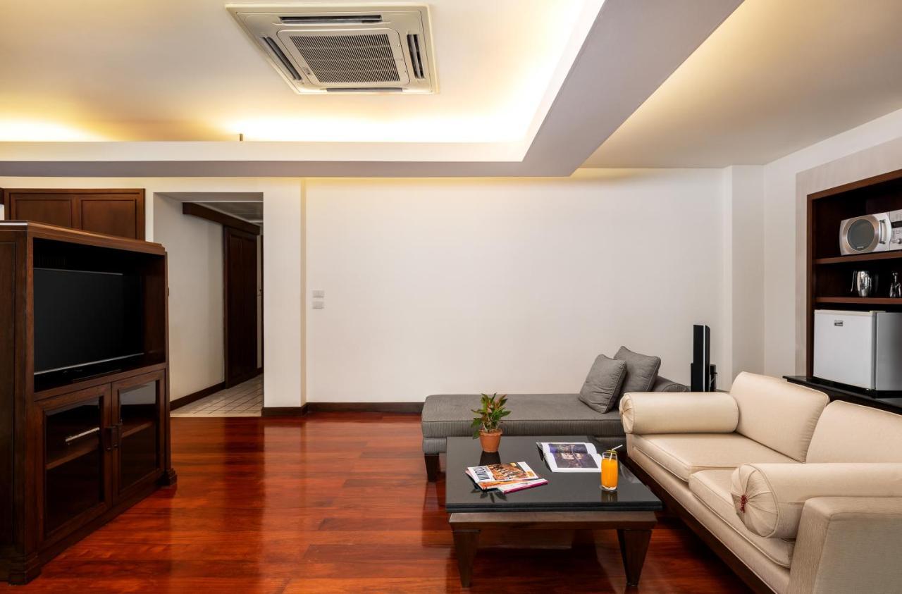 Patong Paragon Resort & Spa Sha Extra Plus Dış mekan fotoğraf A living room with a concealed ceiling-mounted air conditioner