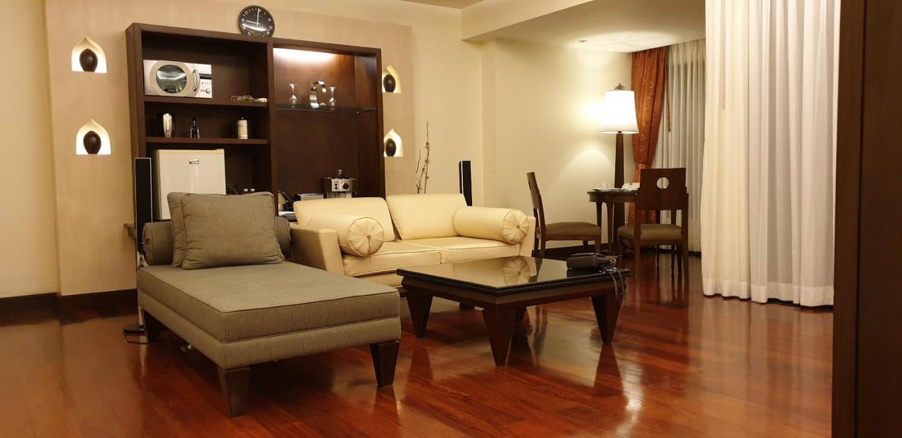 Patong Paragon Resort & Spa Sha Extra Plus Dış mekan fotoğraf A living room