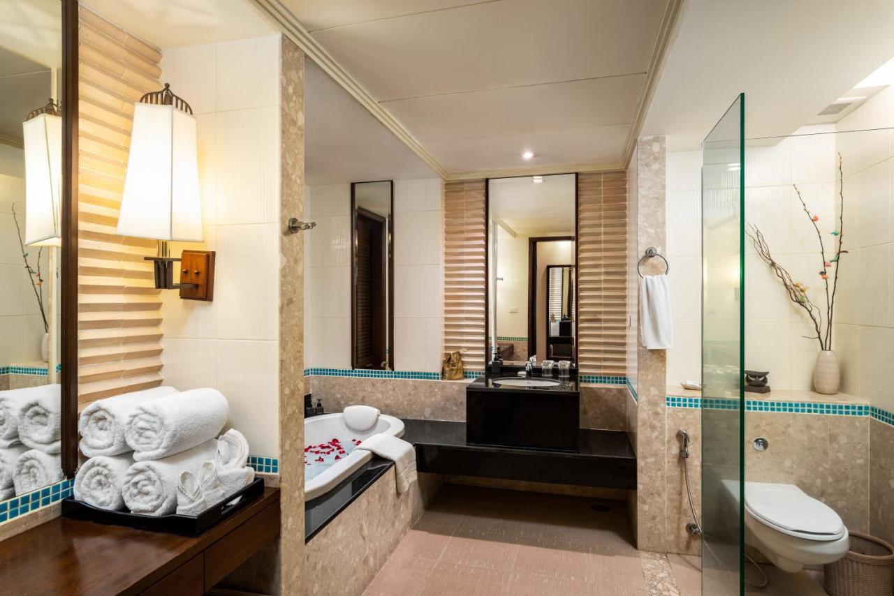 Patong Paragon Resort & Spa Sha Extra Plus Dış mekan fotoğraf A bathroom in a hotel