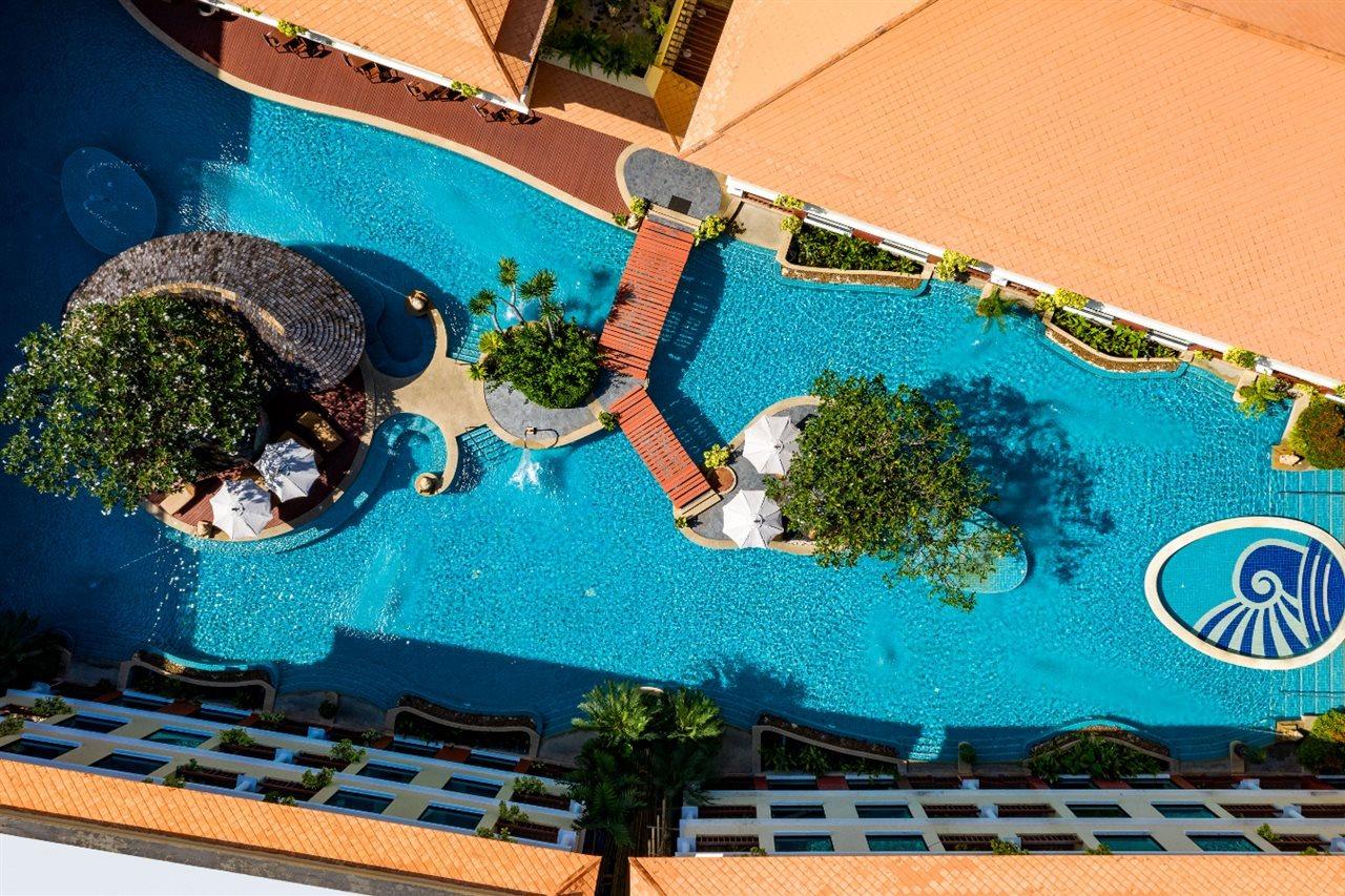 Patong Paragon Resort & Spa Sha Extra Plus Dış mekan fotoğraf The pool at the Royal Paradise Hotel & Spa