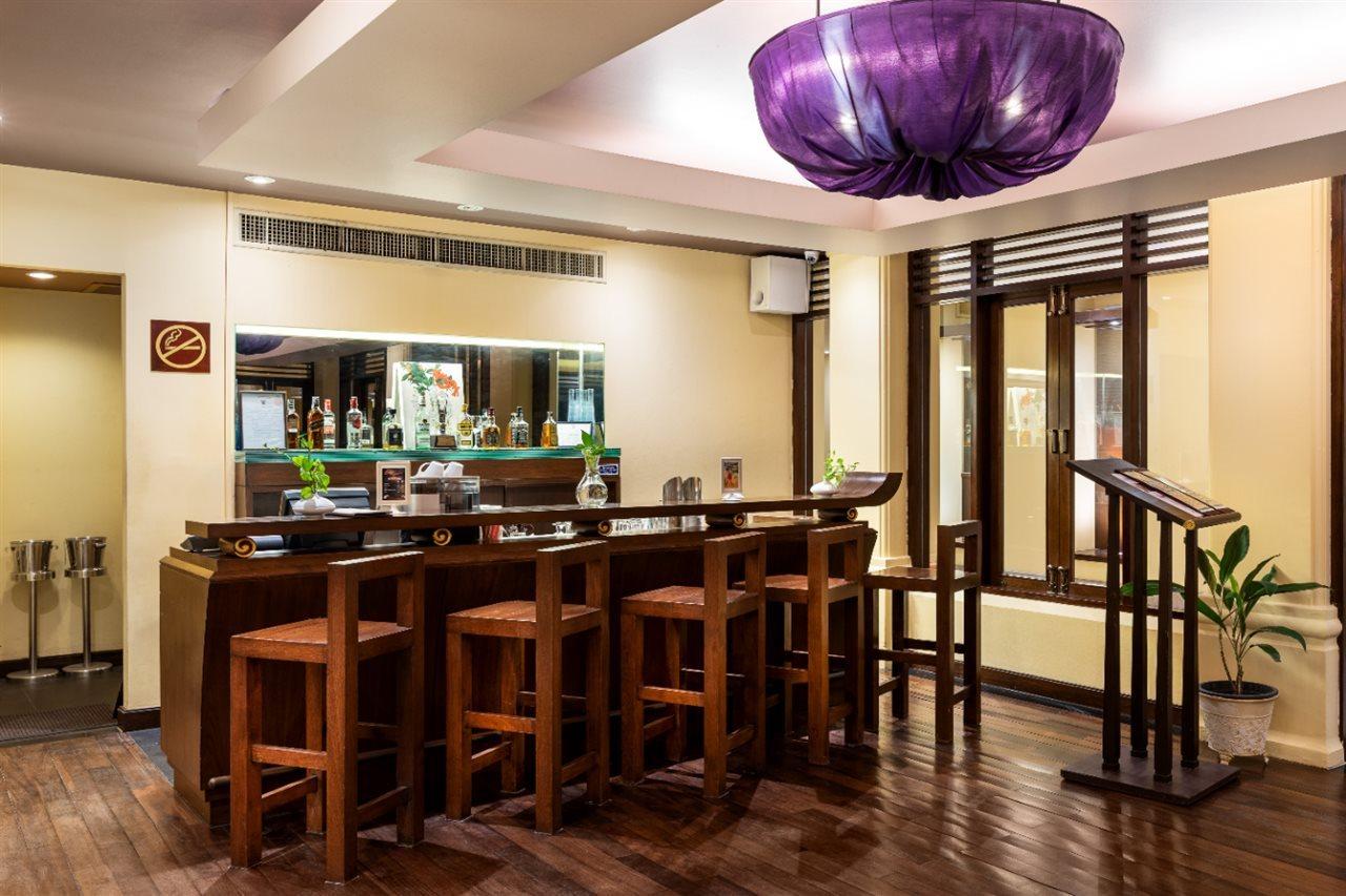Patong Paragon Resort & Spa Sha Extra Plus Dış mekan fotoğraf The bar at the hotel