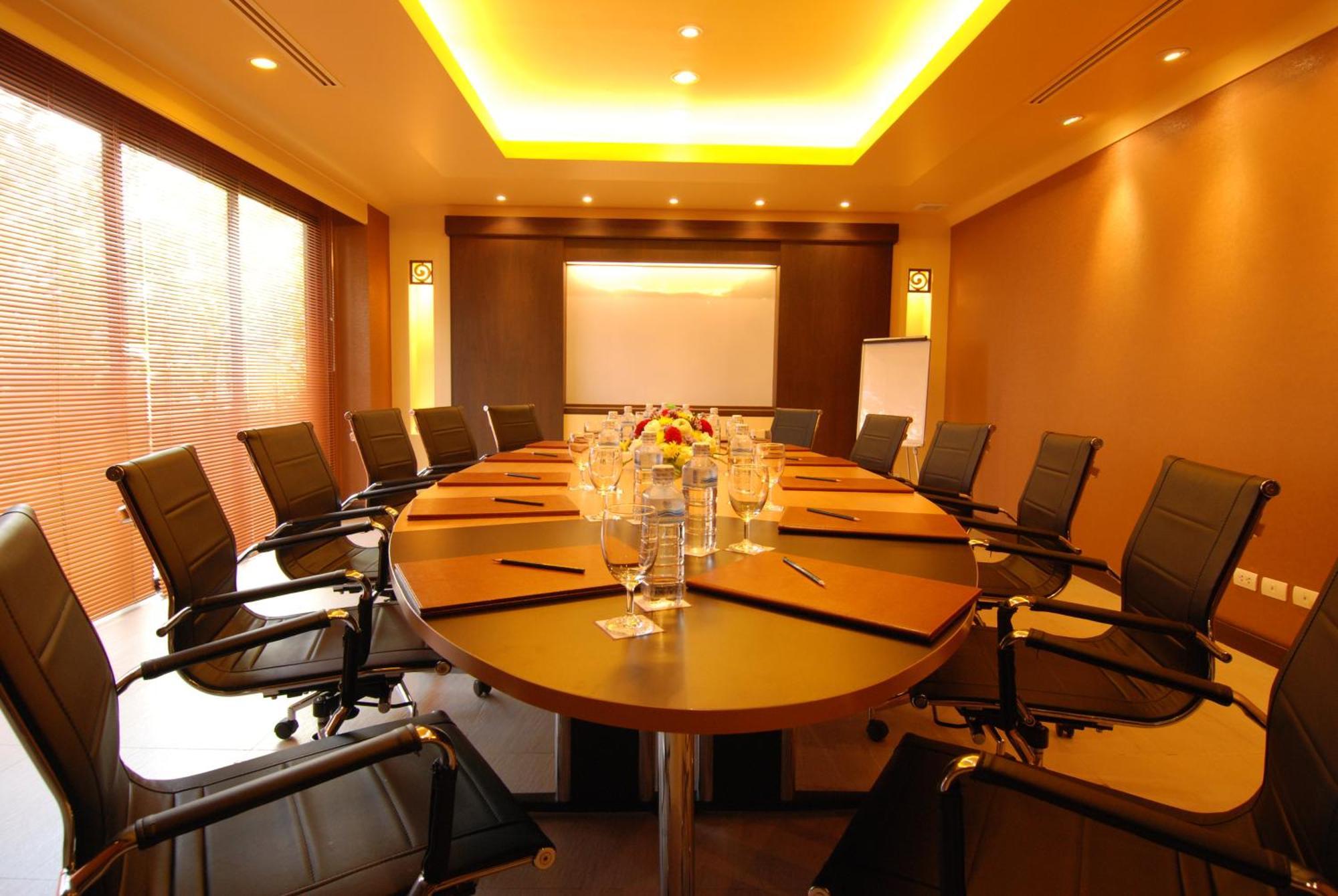 Patong Paragon Resort & Spa Sha Extra Plus Dış mekan fotoğraf A boardroom
