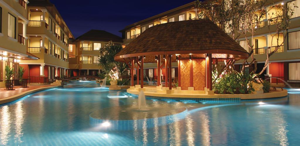 Patong Paragon Resort & Spa Sha Extra Plus Dış mekan fotoğraf The swimming pool at the Royal Thai Suite