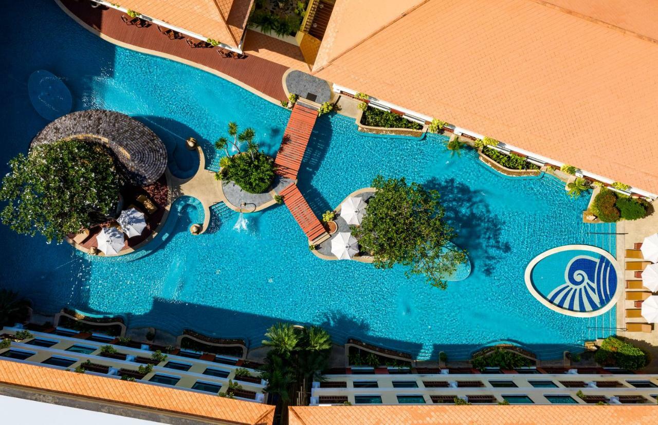 Patong Paragon Resort & Spa Sha Extra Plus Dış mekan fotoğraf Aerial view of the pool at the Royal Wing Hotel