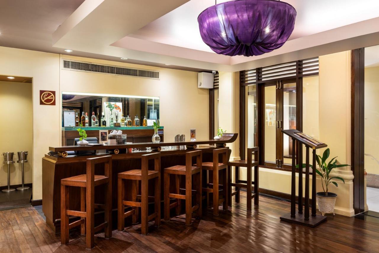 Patong Paragon Resort & Spa Sha Extra Plus Dış mekan fotoğraf The bar at the hotel